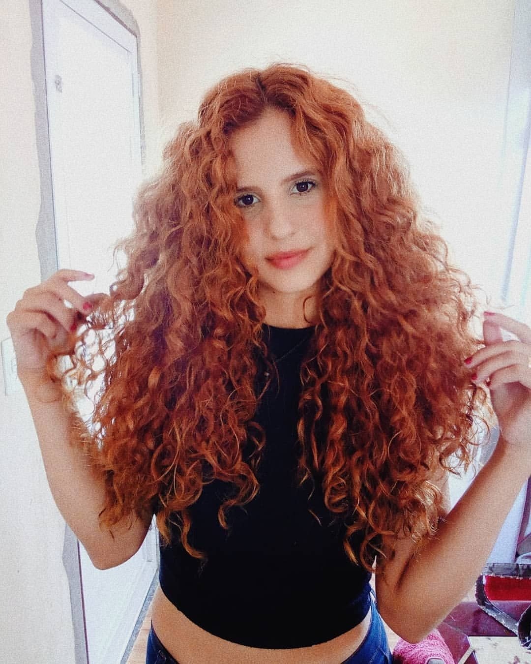 Актриса с рыжими кудрявыми волосами Российская