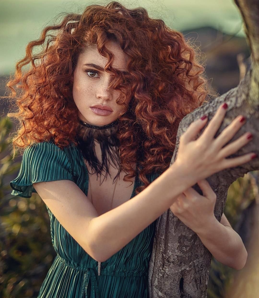 Кудрявая девушка