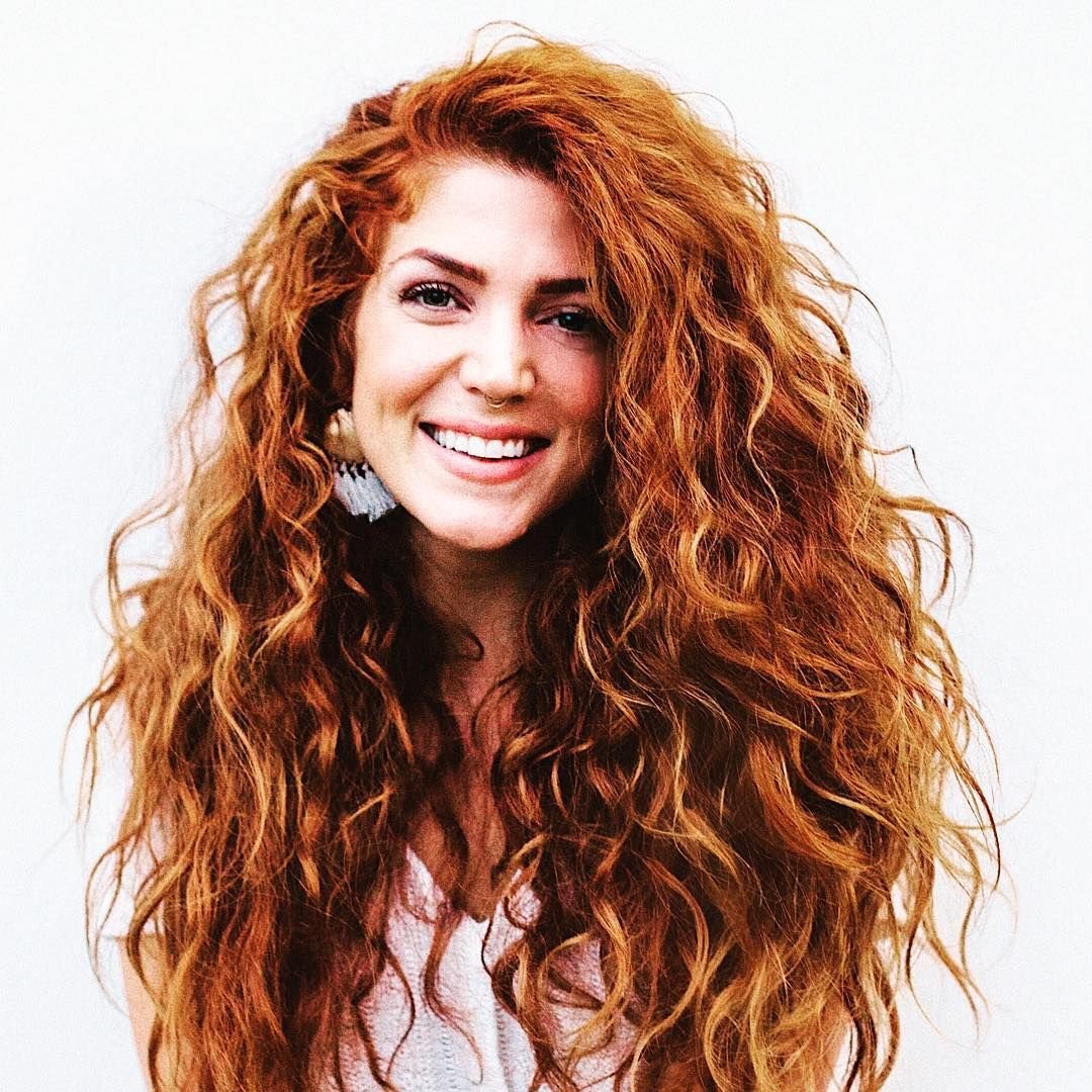 Рыжий цвет волос на кудрявых волосах