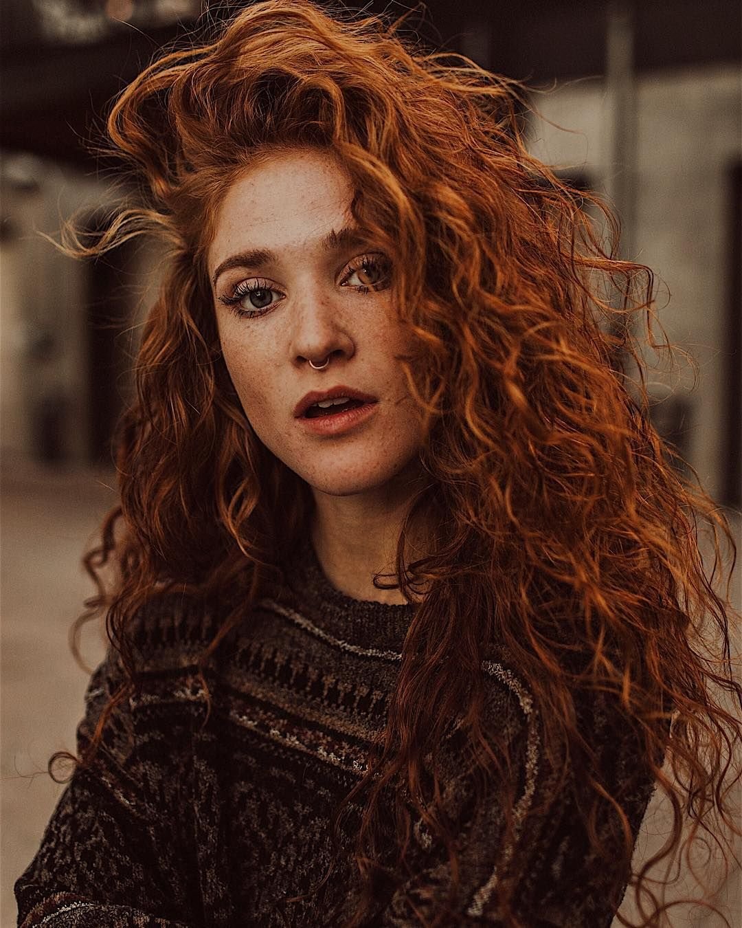 Рыжие кудрявые волосы