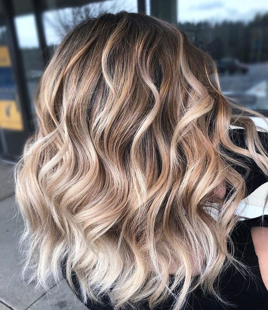 Волнистые волосы до плеч