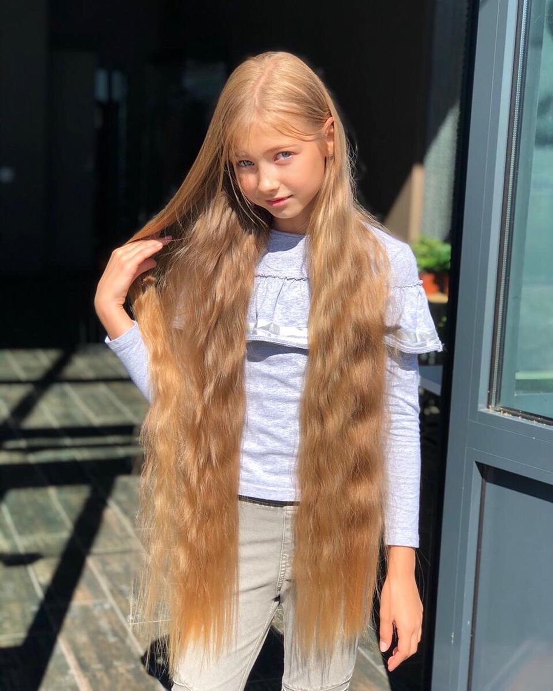 Девушка с длинными русыми волосами