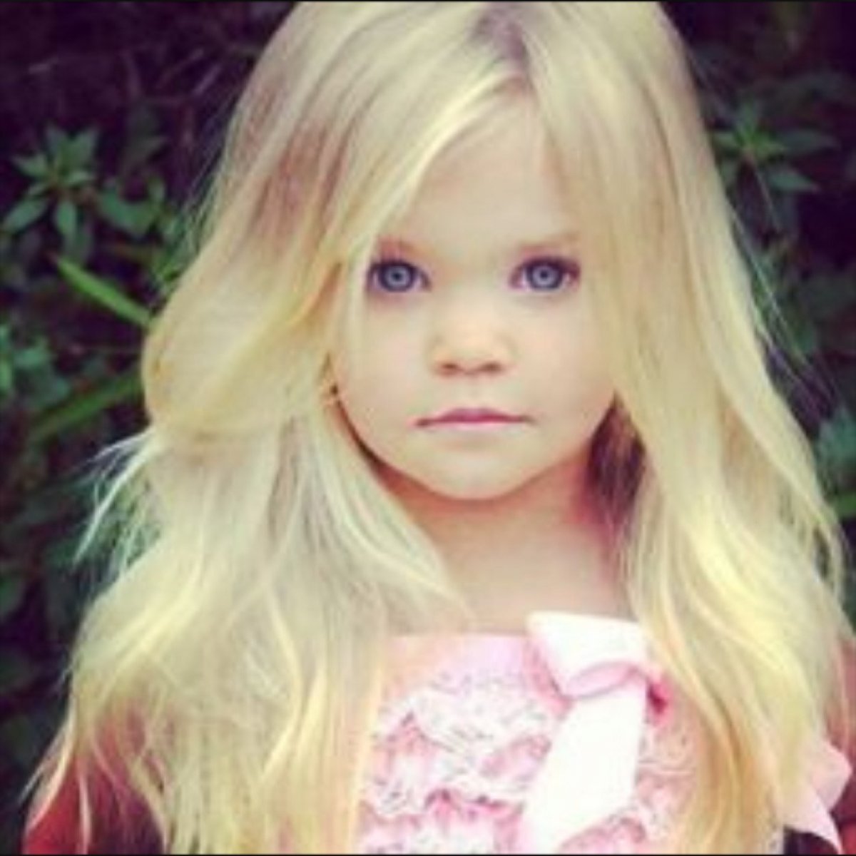 Блондинка с дочкой со спины