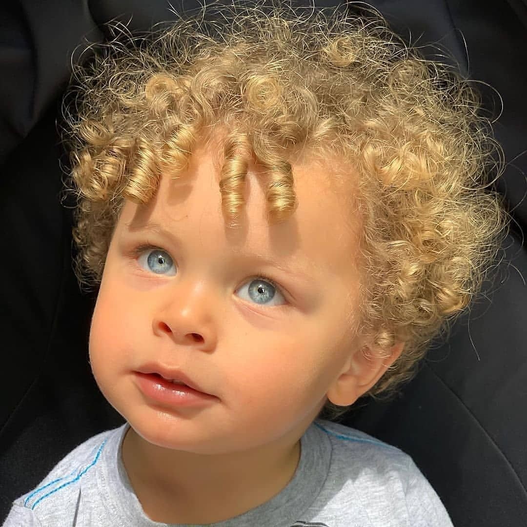 Кудрявый светловолосый мальчик