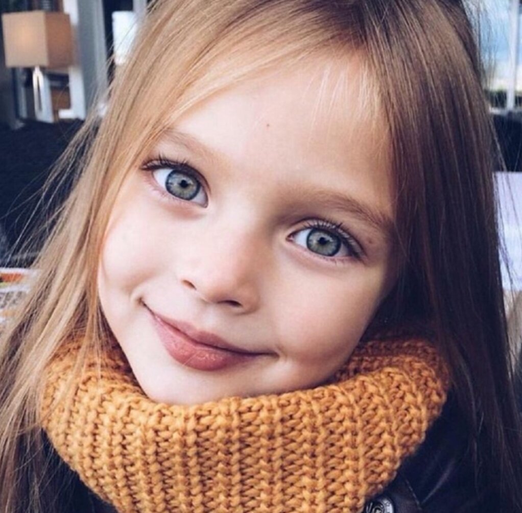 Светло русые волосы со спины