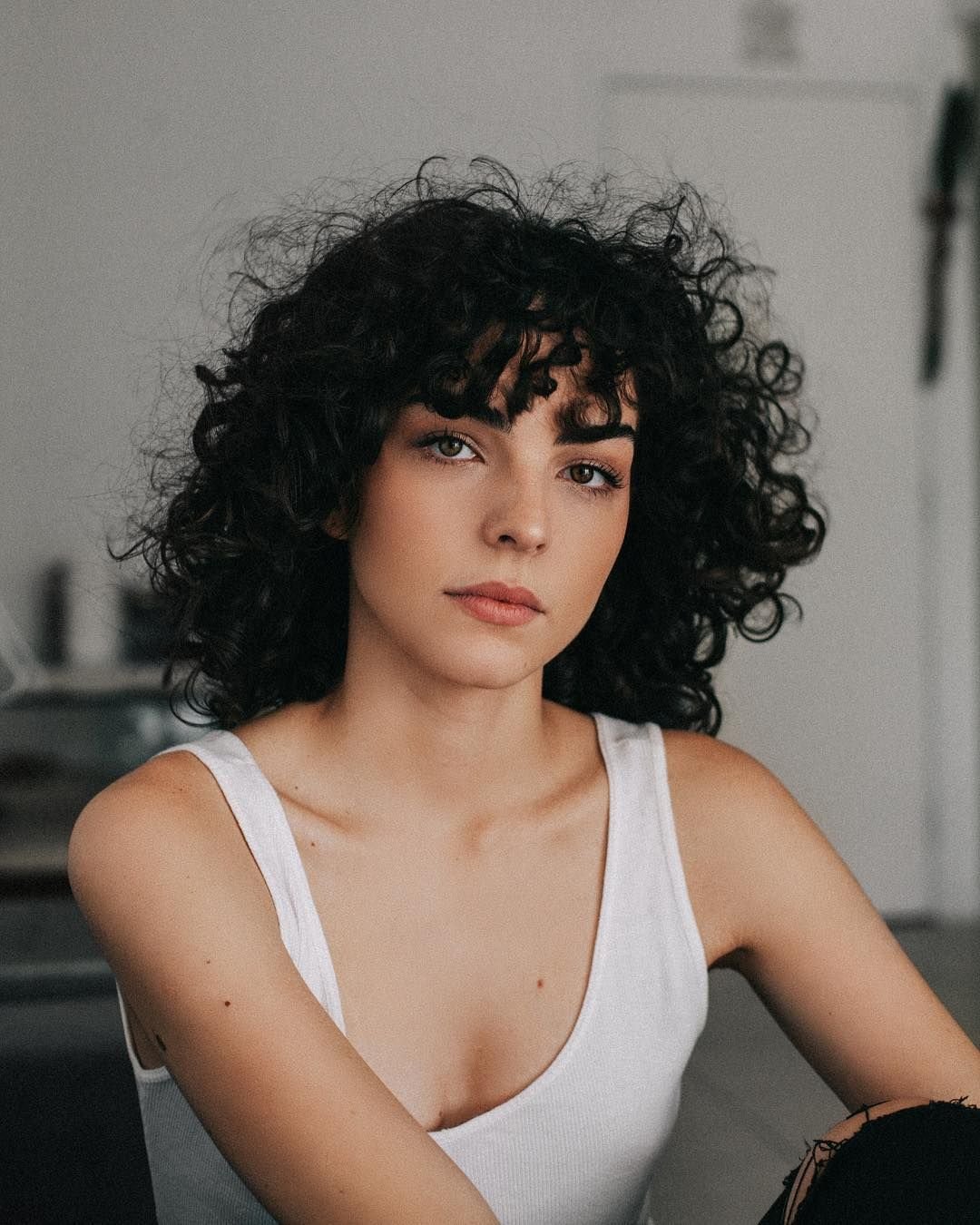 Градуированный Боб на средние волнистые волосы с челкой