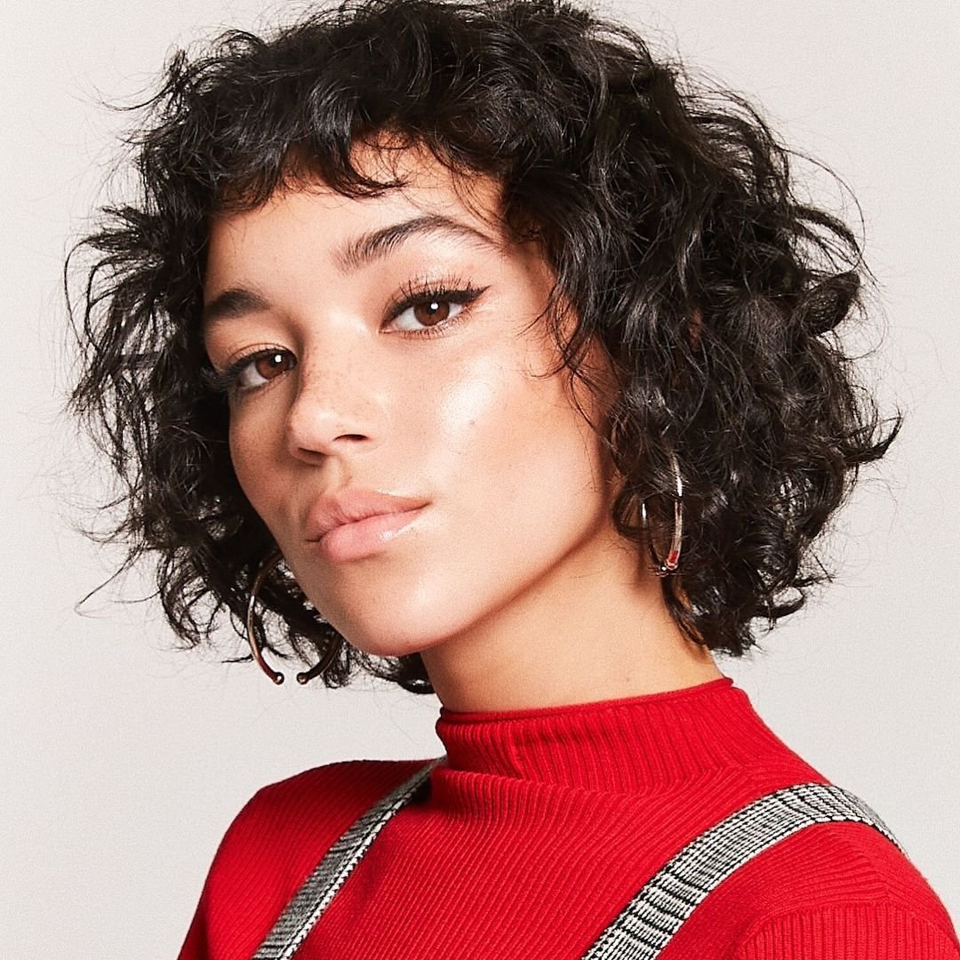 Короткая кудрявая челка