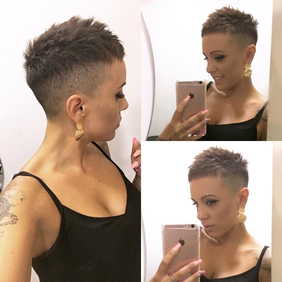 Стрижка Пикси ирокез на короткие с темными корнями
