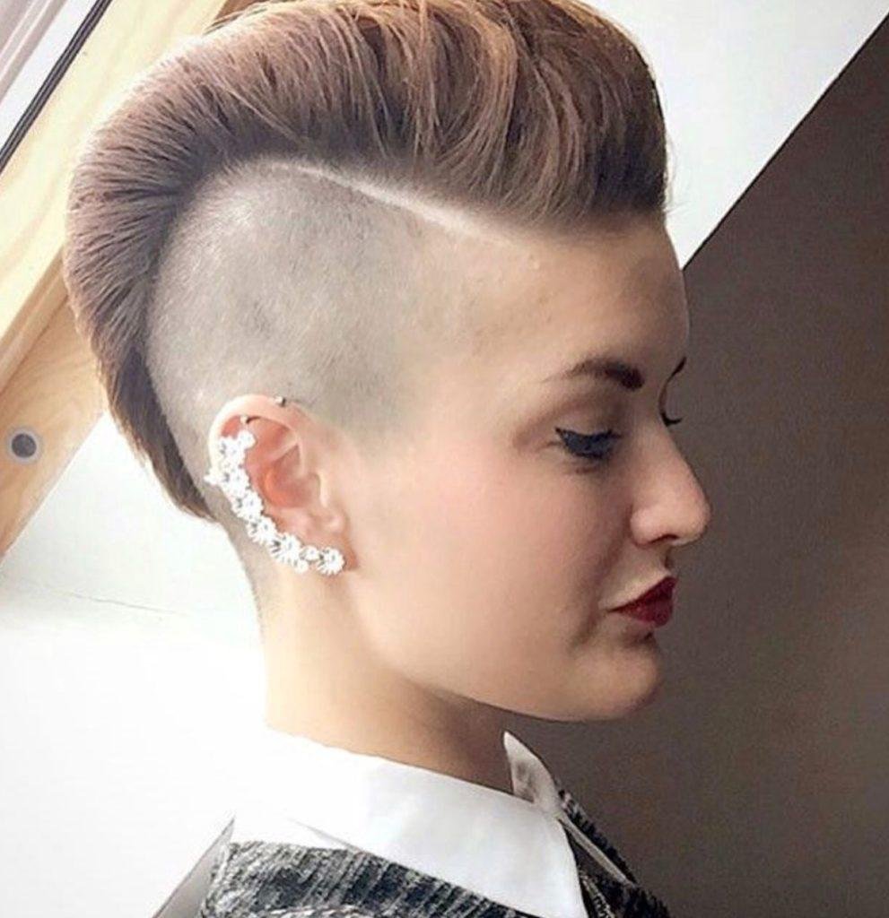 Прическа с выбритыми боками женская