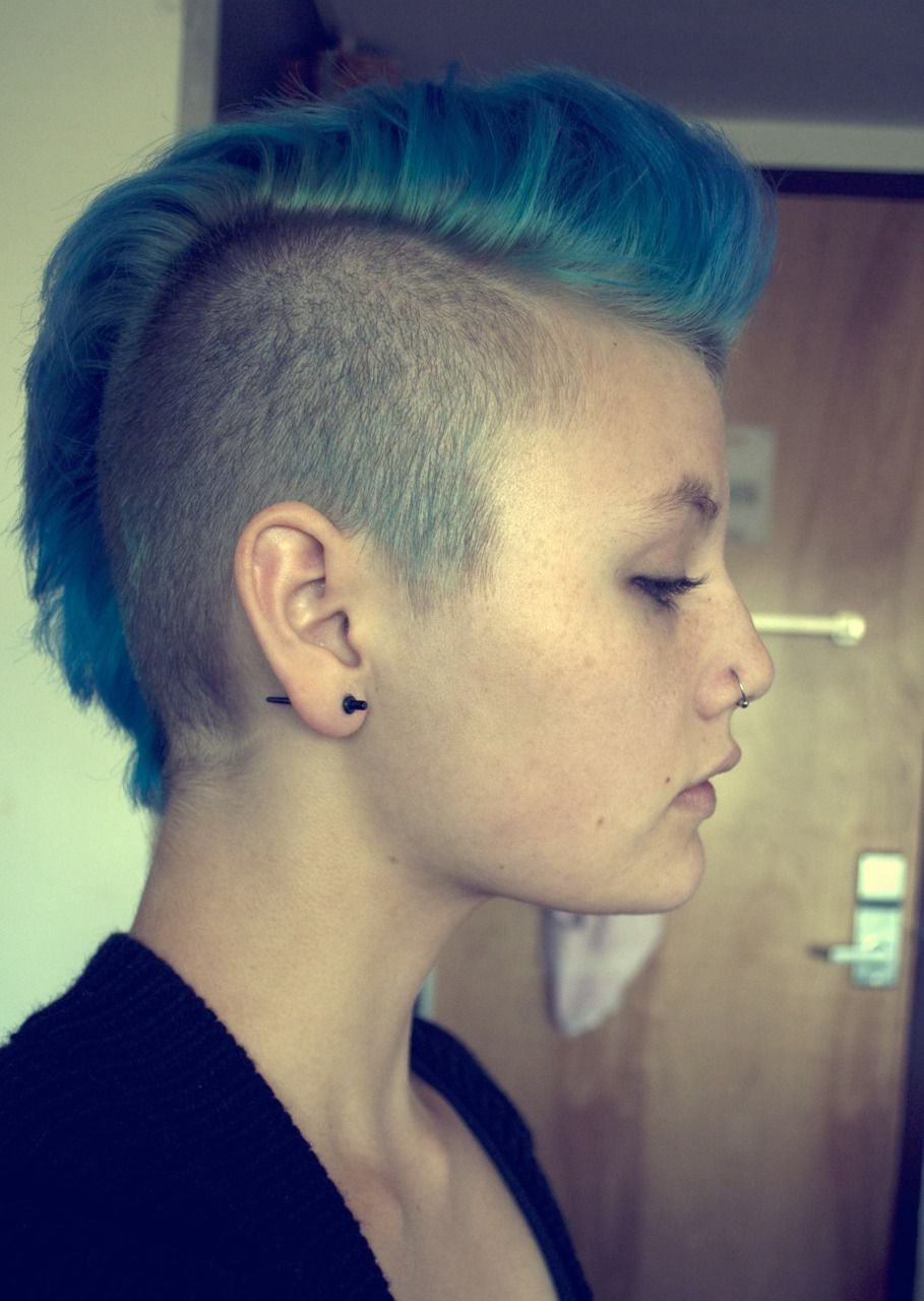 Стрижка ирокез женская на короткие волосы