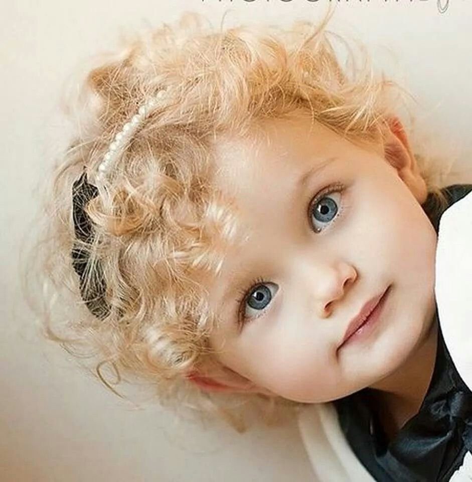 Кудрявые маленькие дети