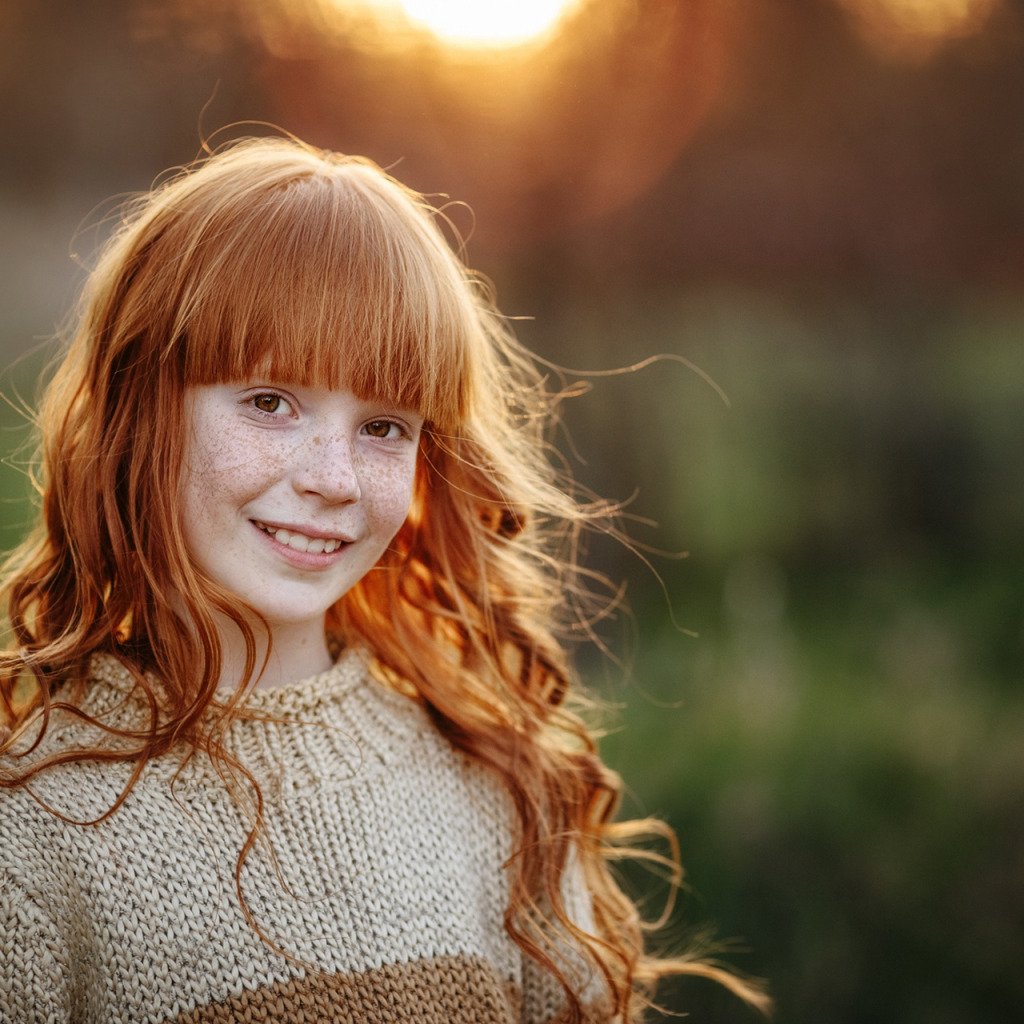 Девочка улыбается