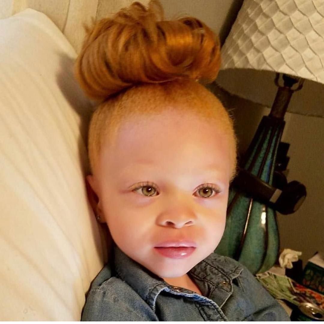 Рыжий новорожденный ребенок