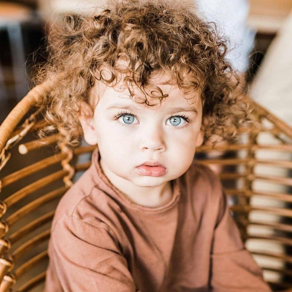Дети с кудряшками