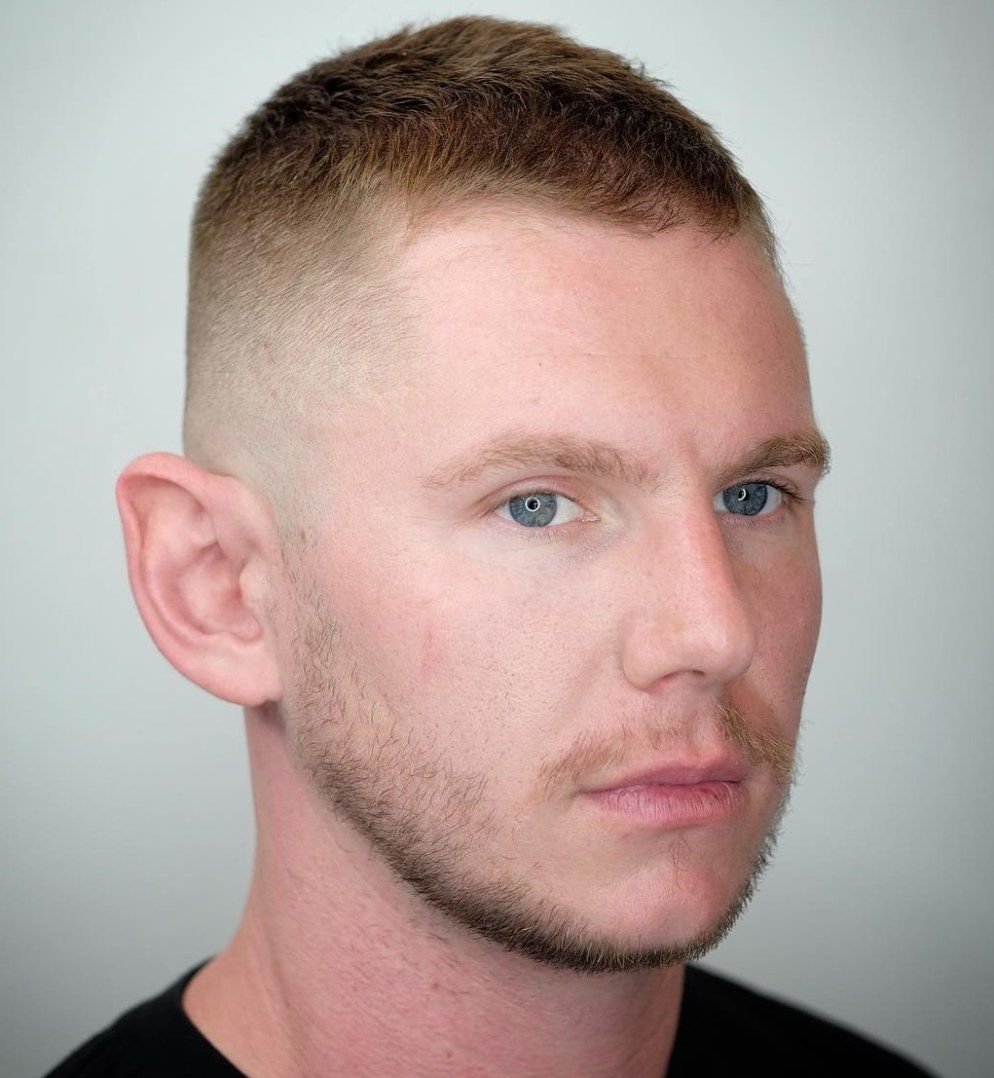 Короткие стрижки для мужчин с залысинами