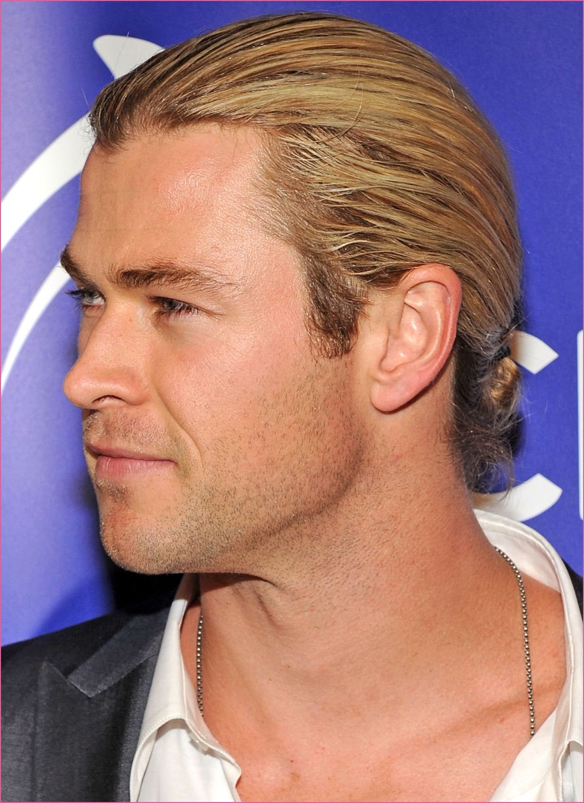 Man bun Крис Хемсворт