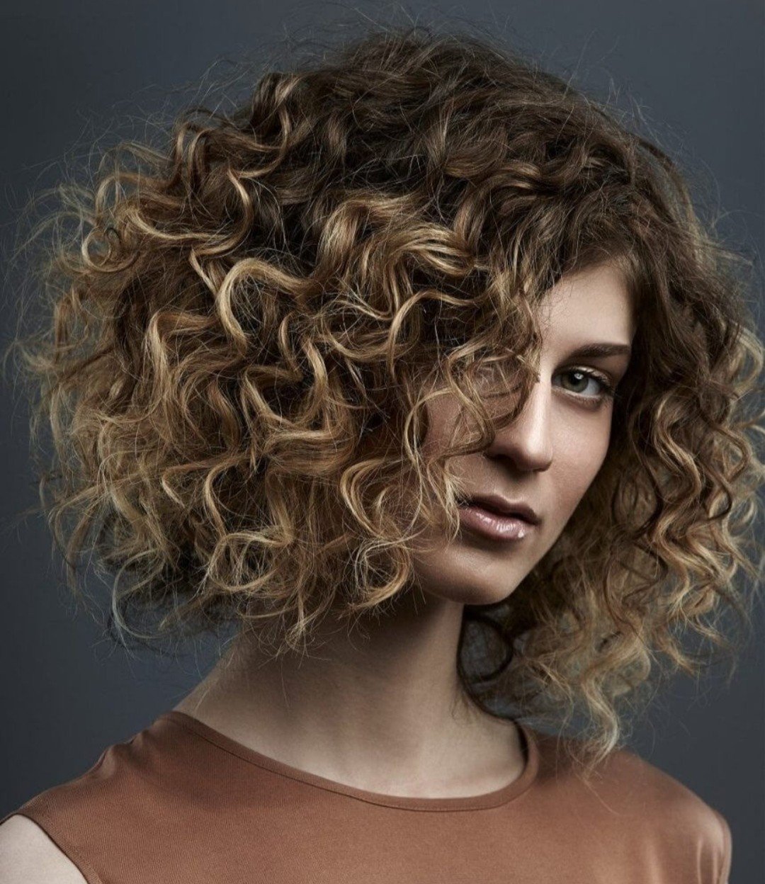 Мелирование на волнистые волосы