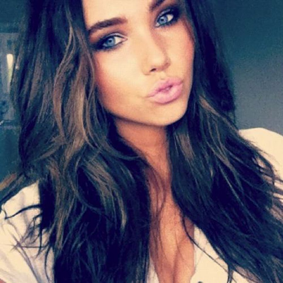 Брюнетка с голубыми глазами селфи