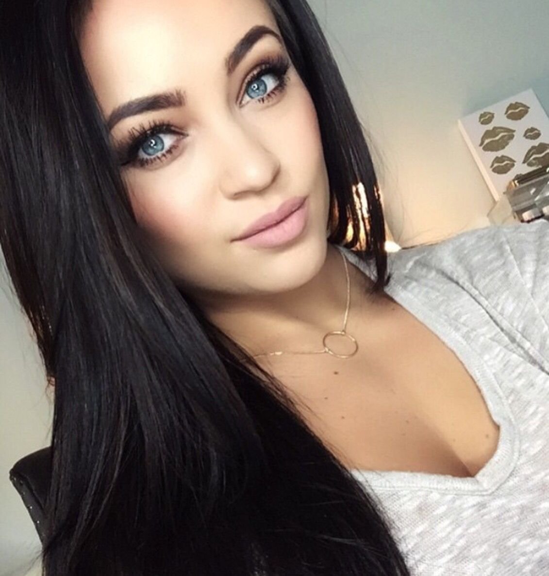 Девушка с чёрными волосами и голубыми глазами