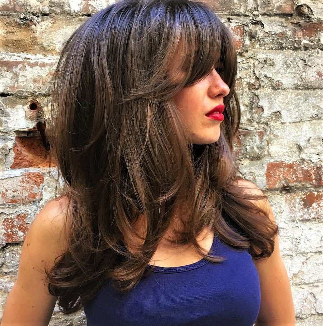 Стрижка рапсодия с челкой на средние