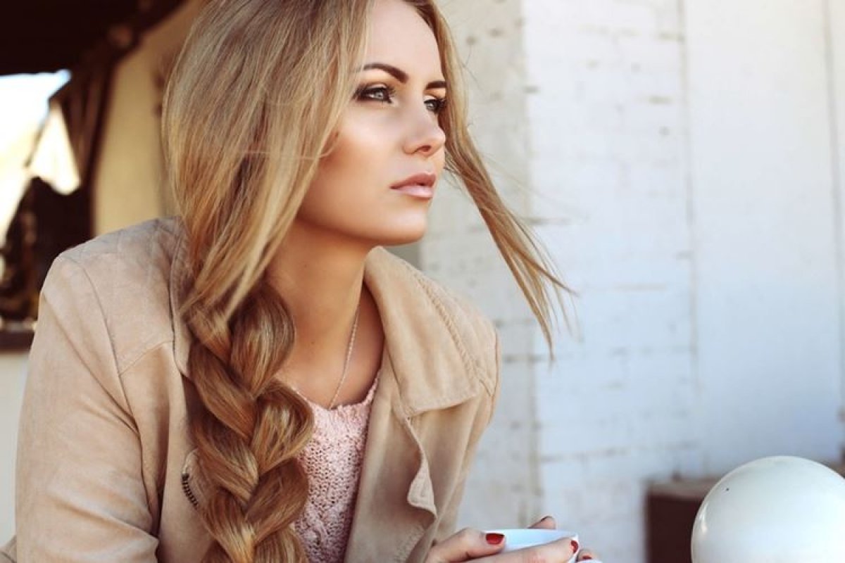 Заколотые волосы по бокам