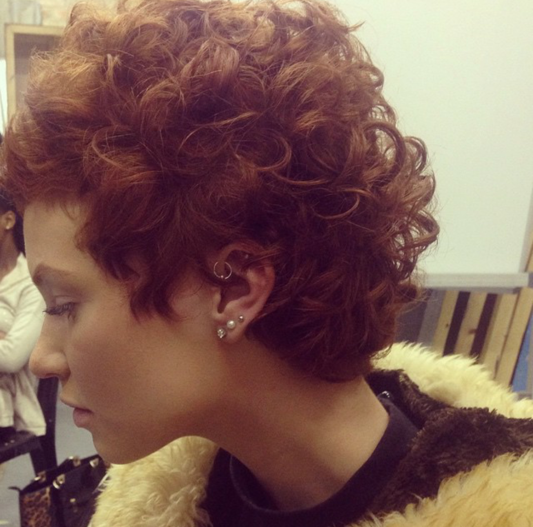 Асимметричная стрижка на кудрявые волосы