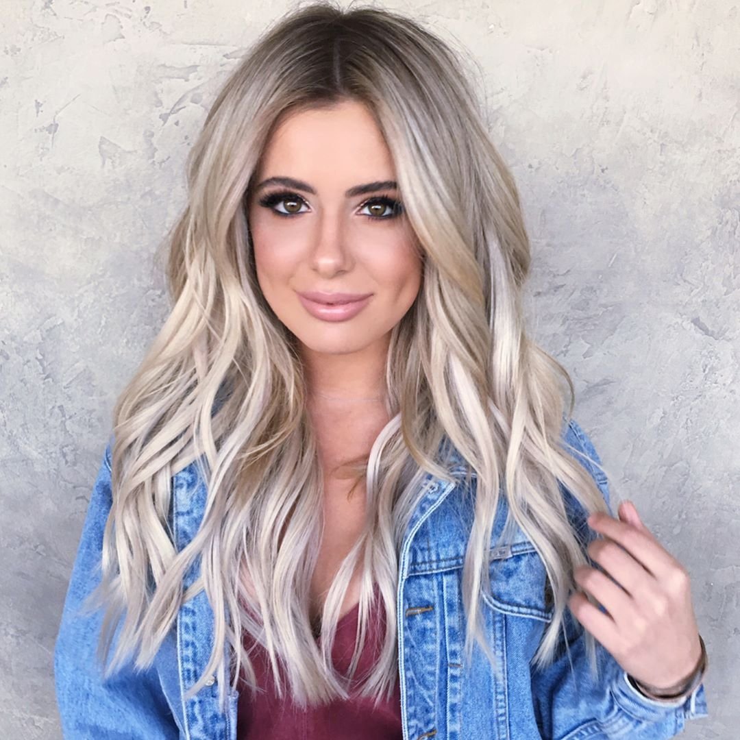 Холодный блонд с темными корнями