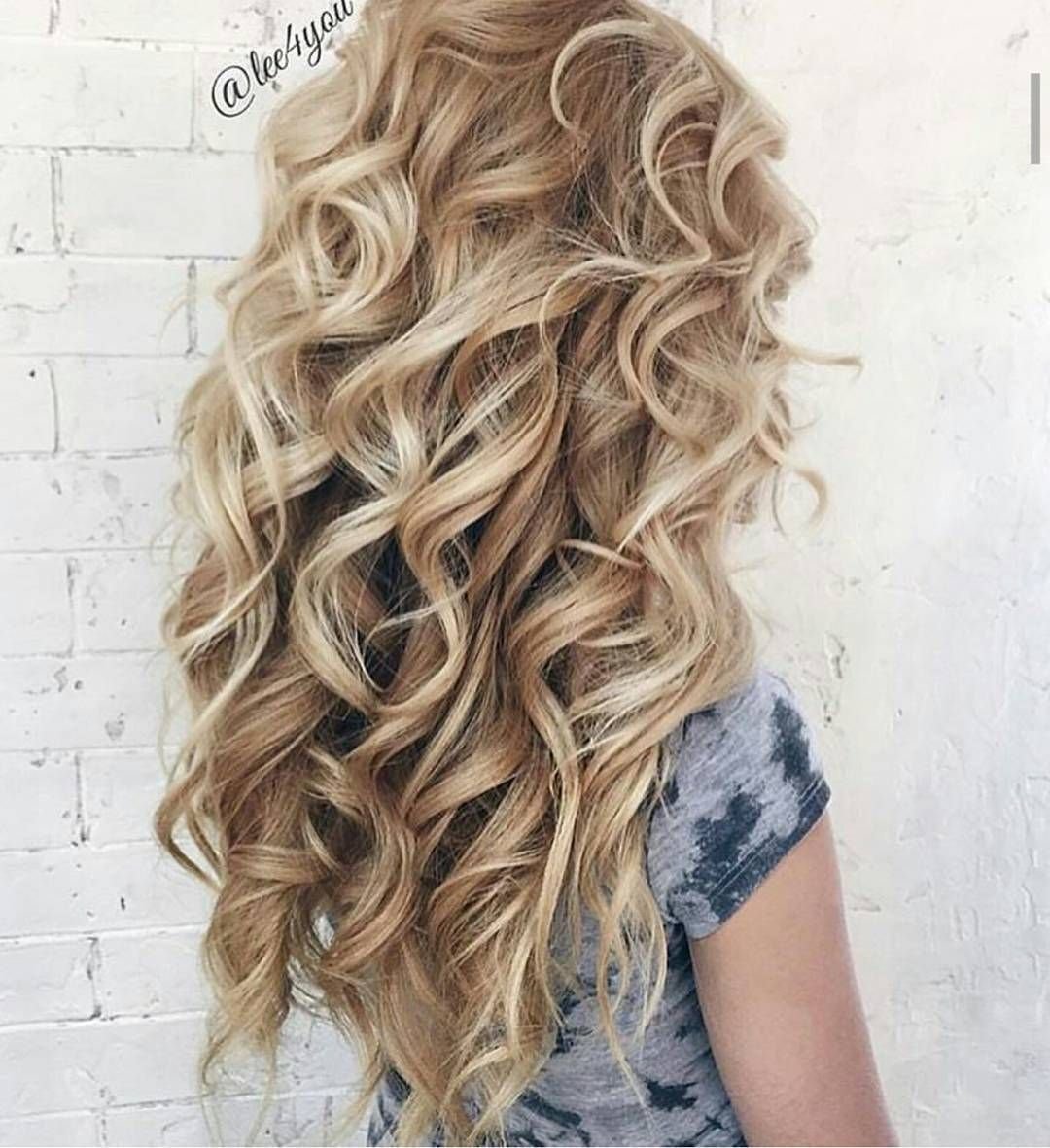 Прически на выпускной Локоны