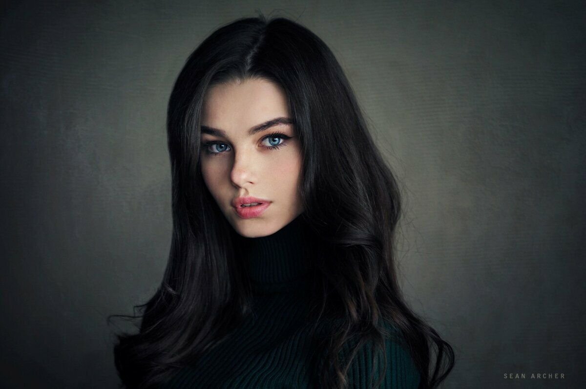 Брюнетки с голубыми гла