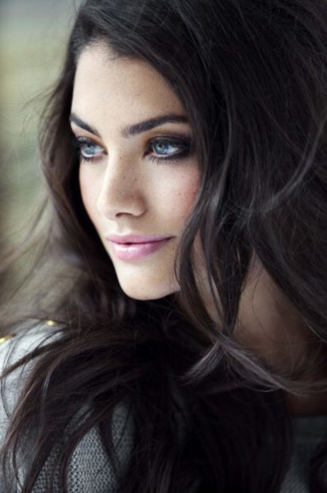 Девушка с каштановыми волосами и зелеными глазами