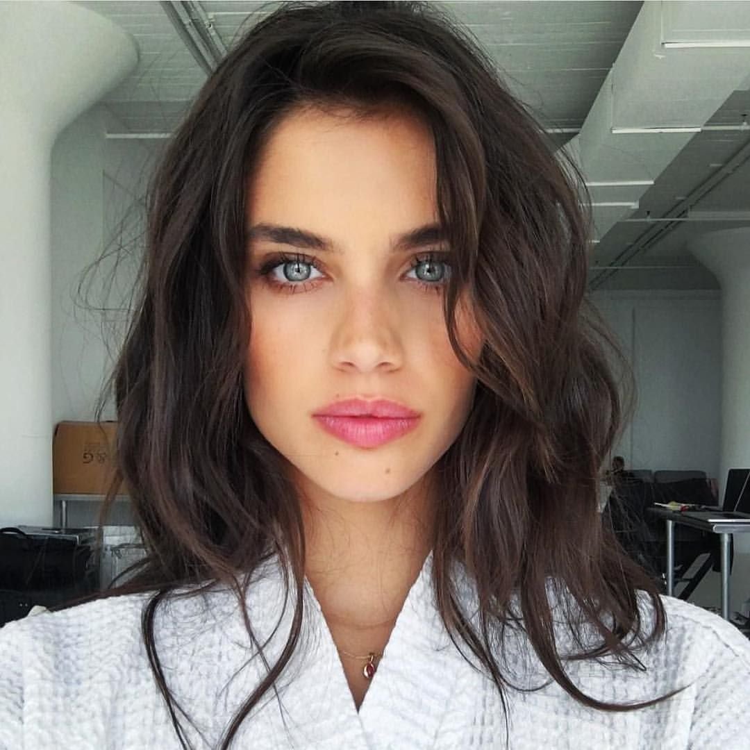 Маленькая девочка с темными волосами