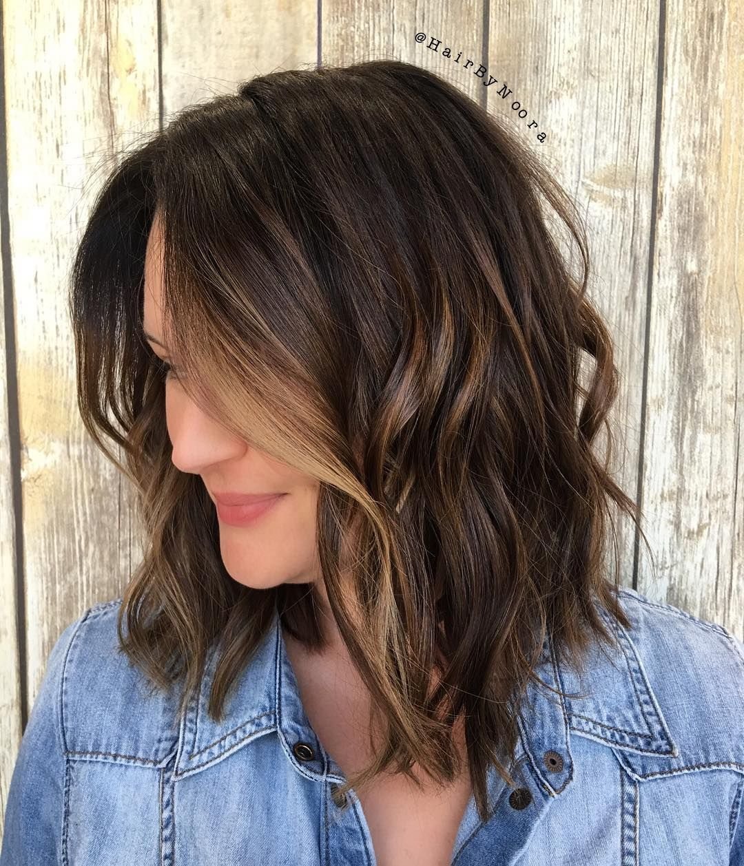 Осветленные пряди на темных волосах каре