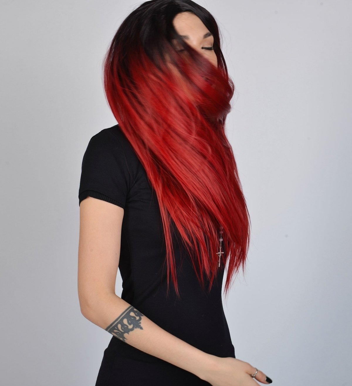 Корни волос красные. Черно красное окрашивание волос. Красно черные волосы. Красные волосы окрашивание. Окрашивание кончиков в красный.