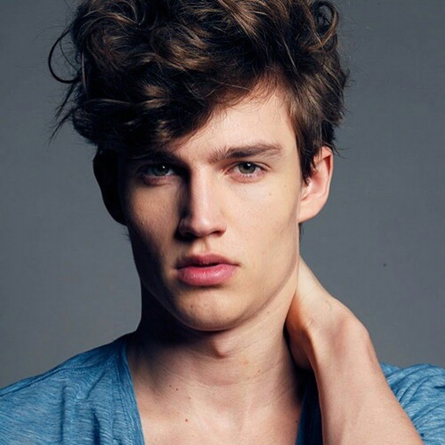 Парни с вьющимися волосами