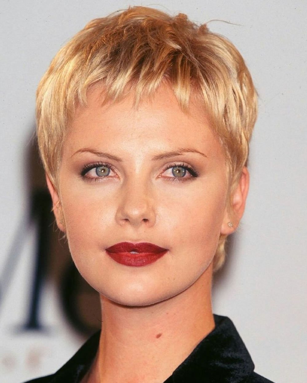 Шарлиз Терон стрижка