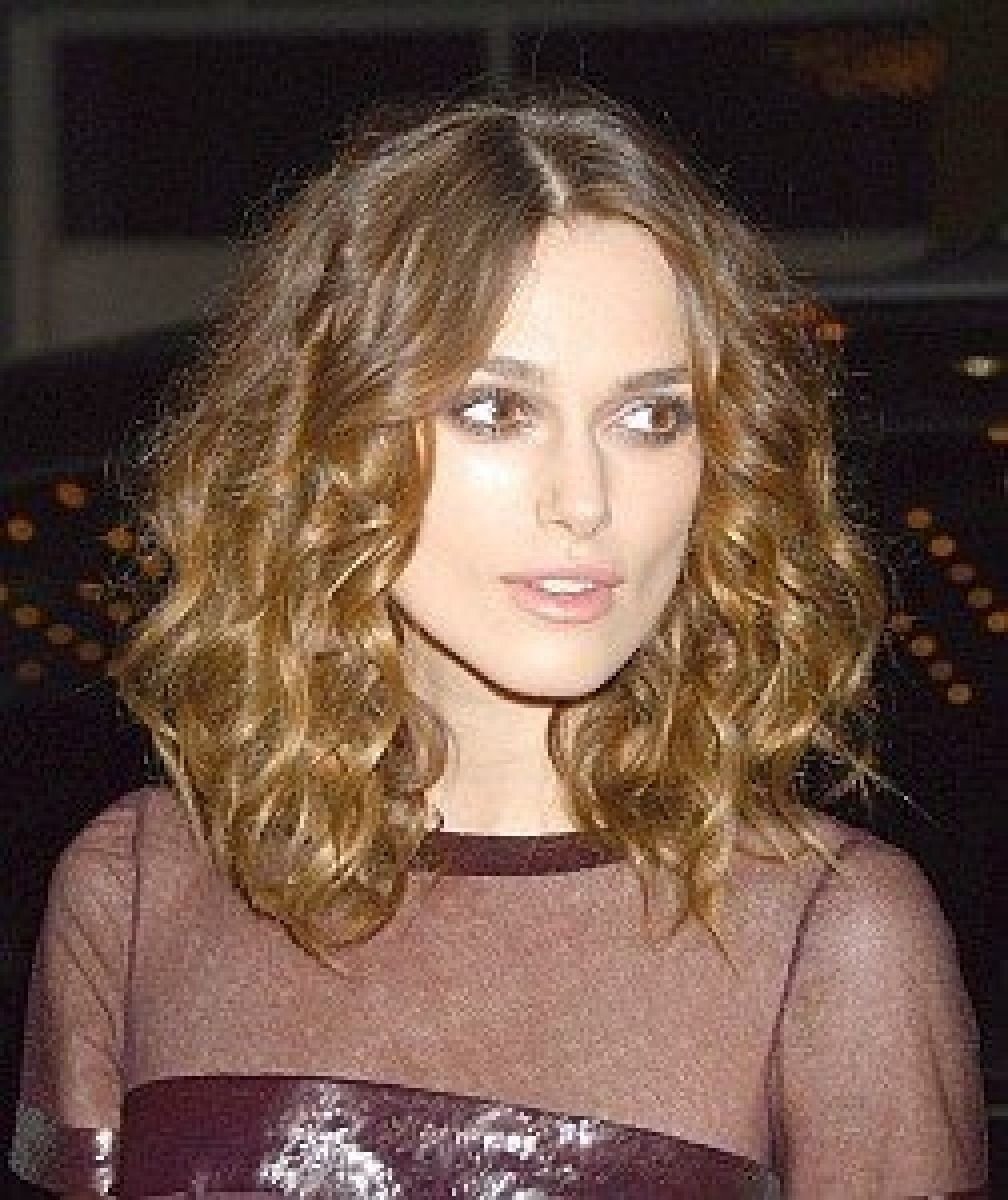 Кира Найтли кучерявая