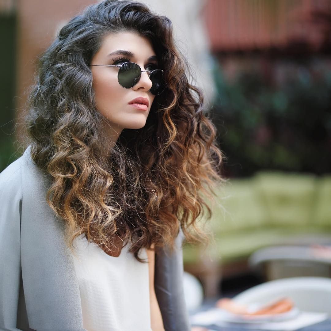 Ровный срез на волнистых волосах