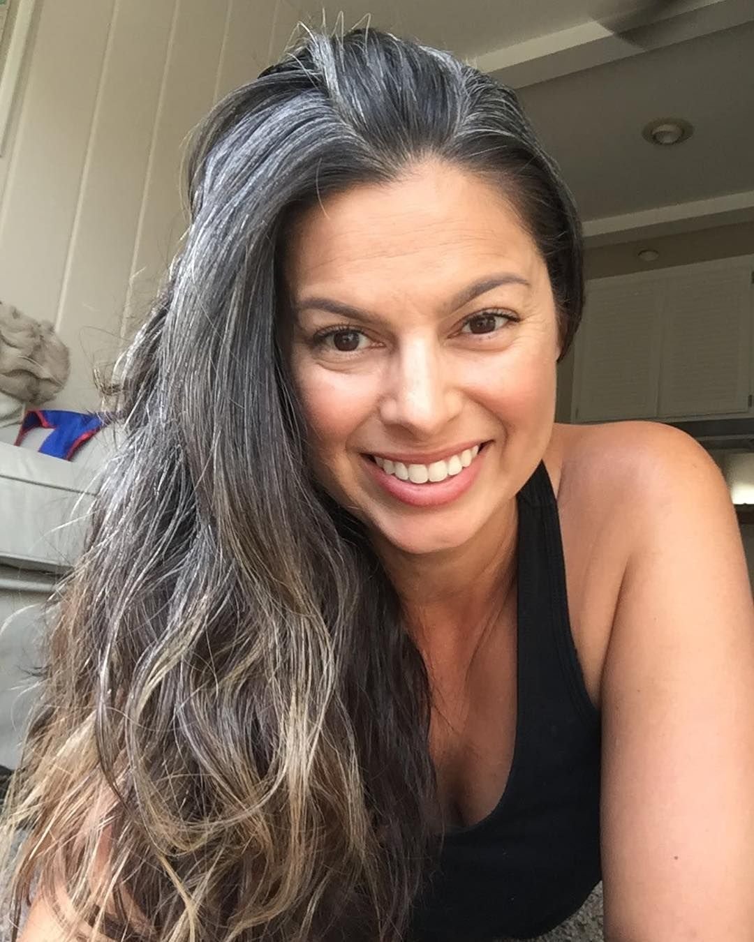 Седина на темных волосах