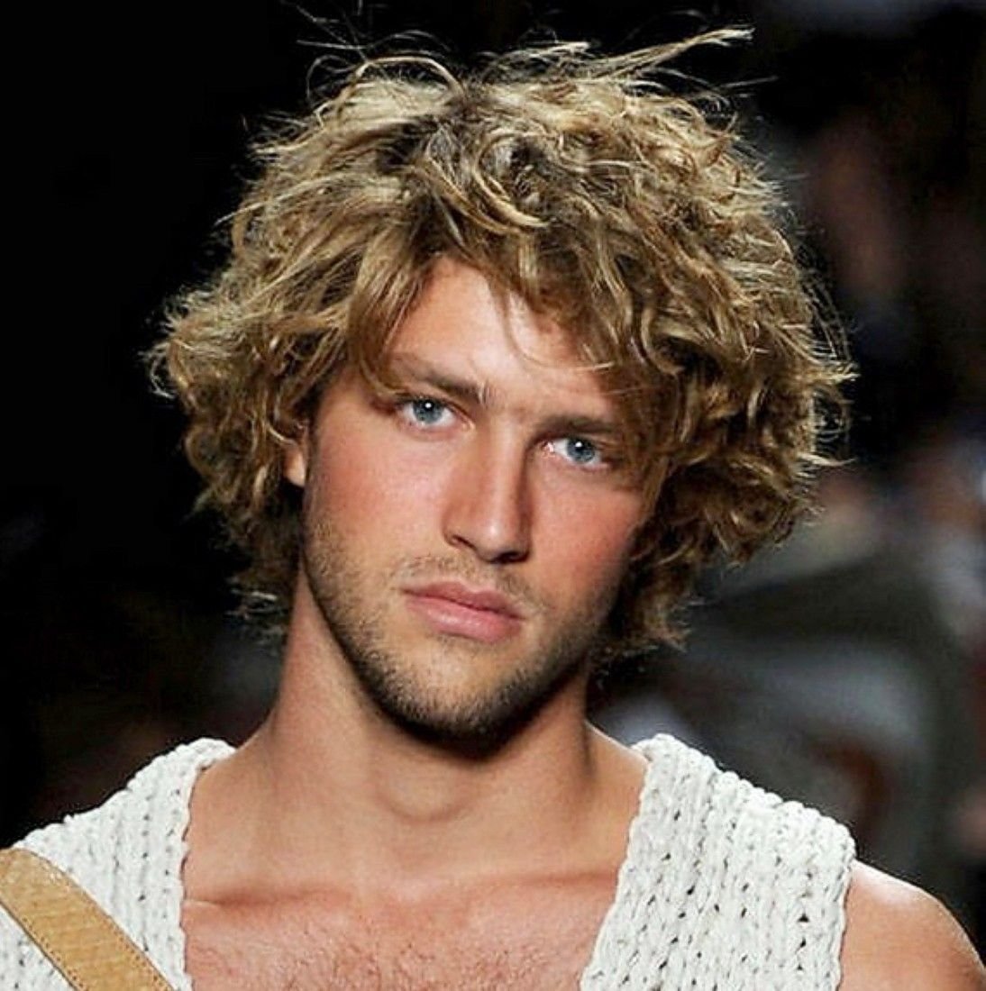 Генри Кавилл кудрявый