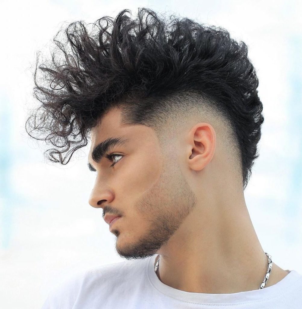 Кудрявый парень с бородой