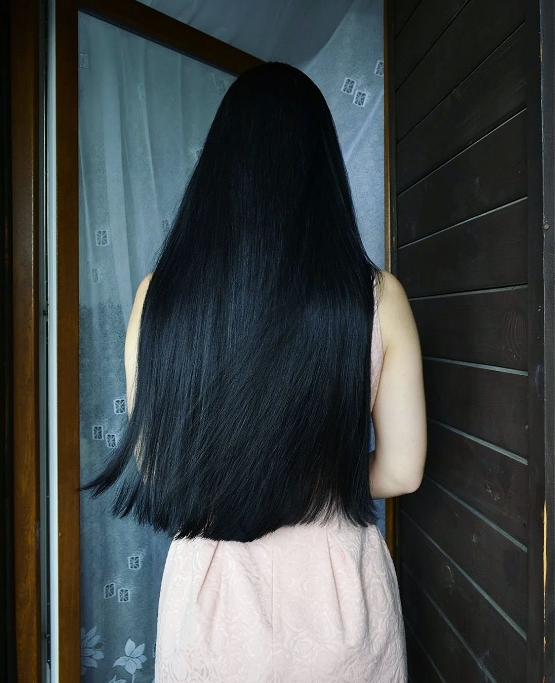 Брюнетка со спины с длинными волосами