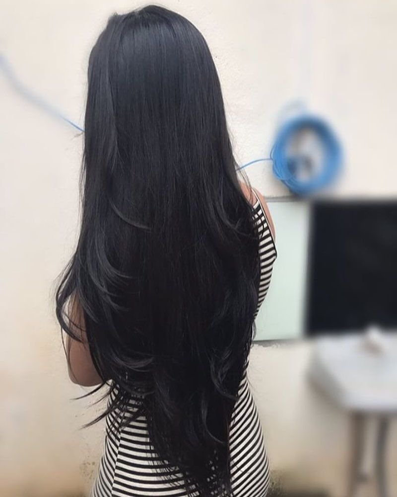 Брюнетка с черными длинными волосами