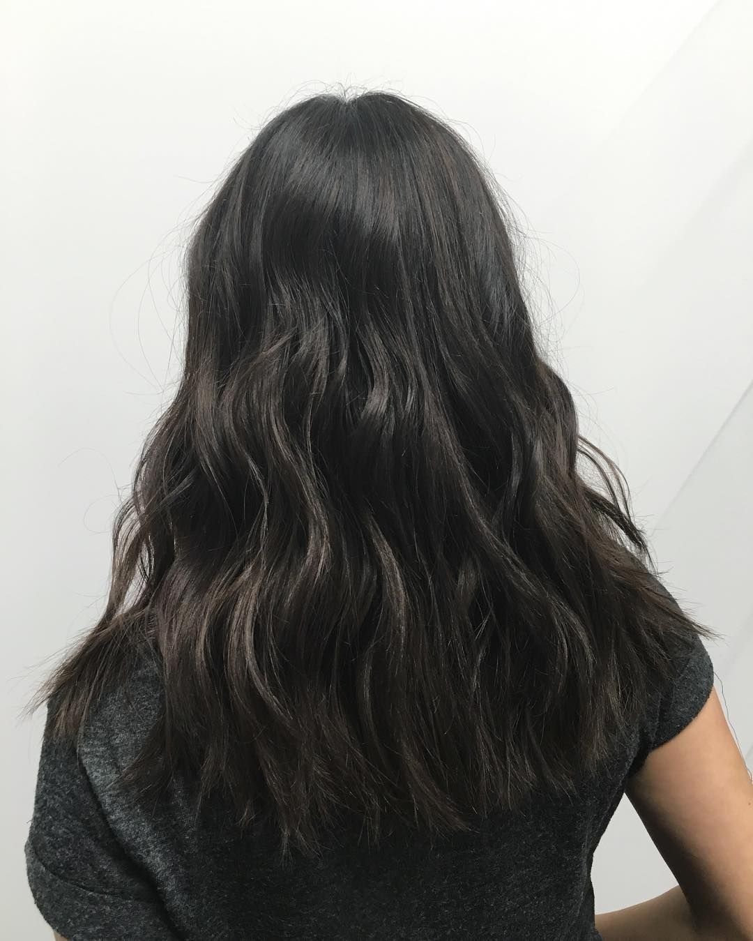 Длинные черные волосы со спины