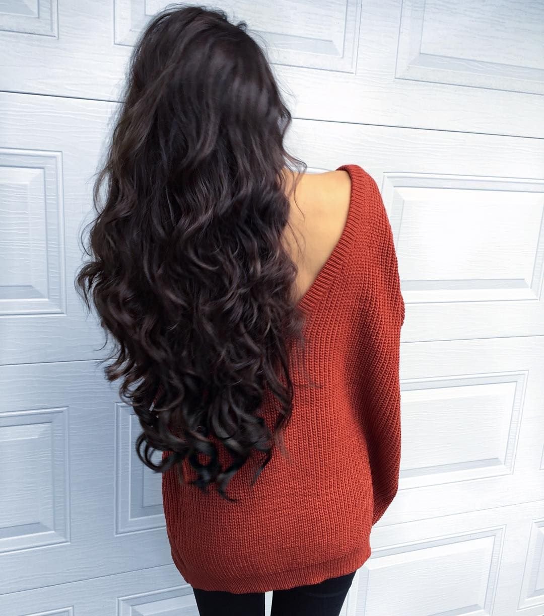 Длинные темные волосы со спины