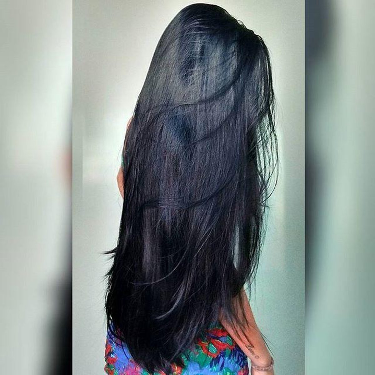 Брюнетка со спины с длинными волосами