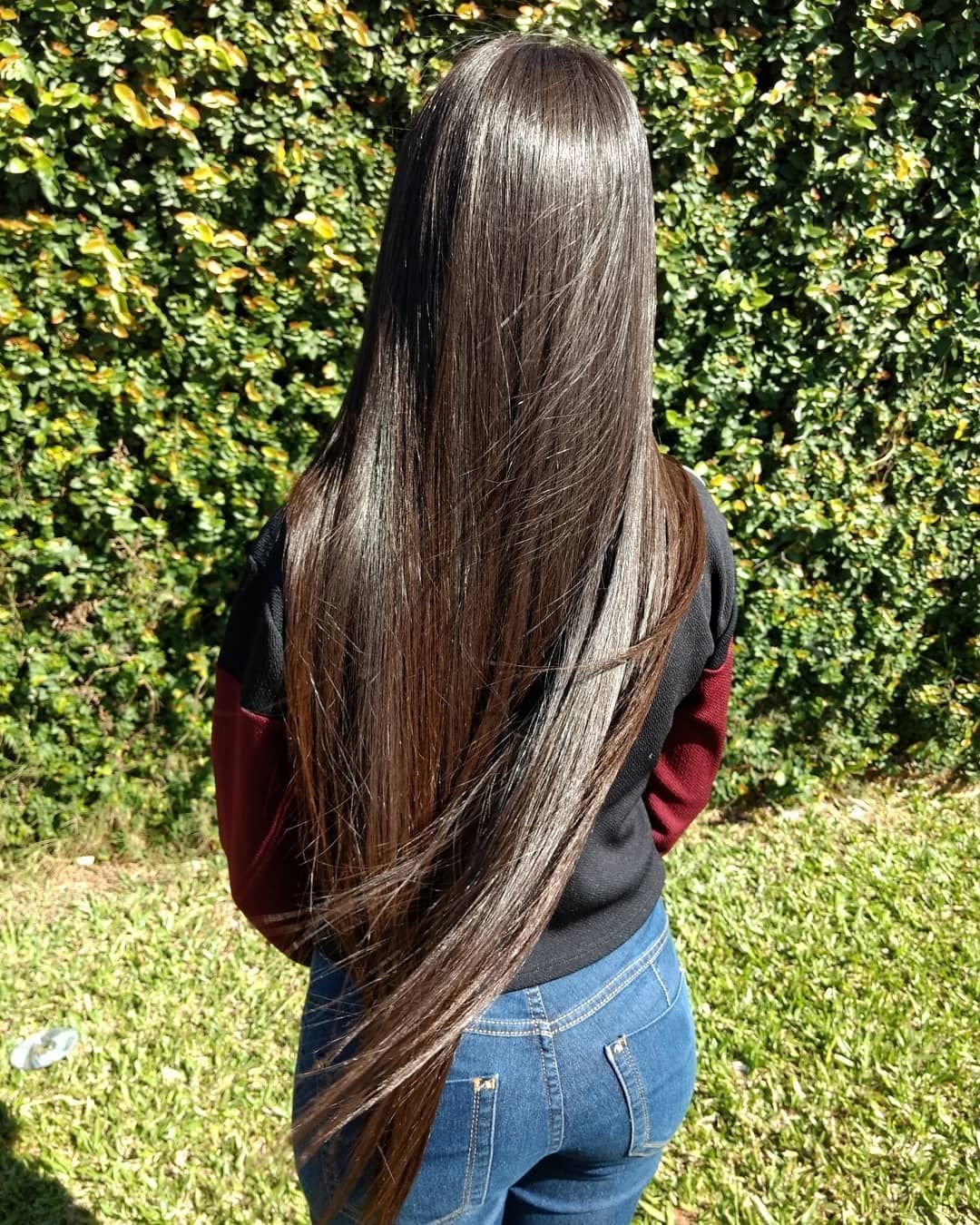 Девушка с длинными черными волосами