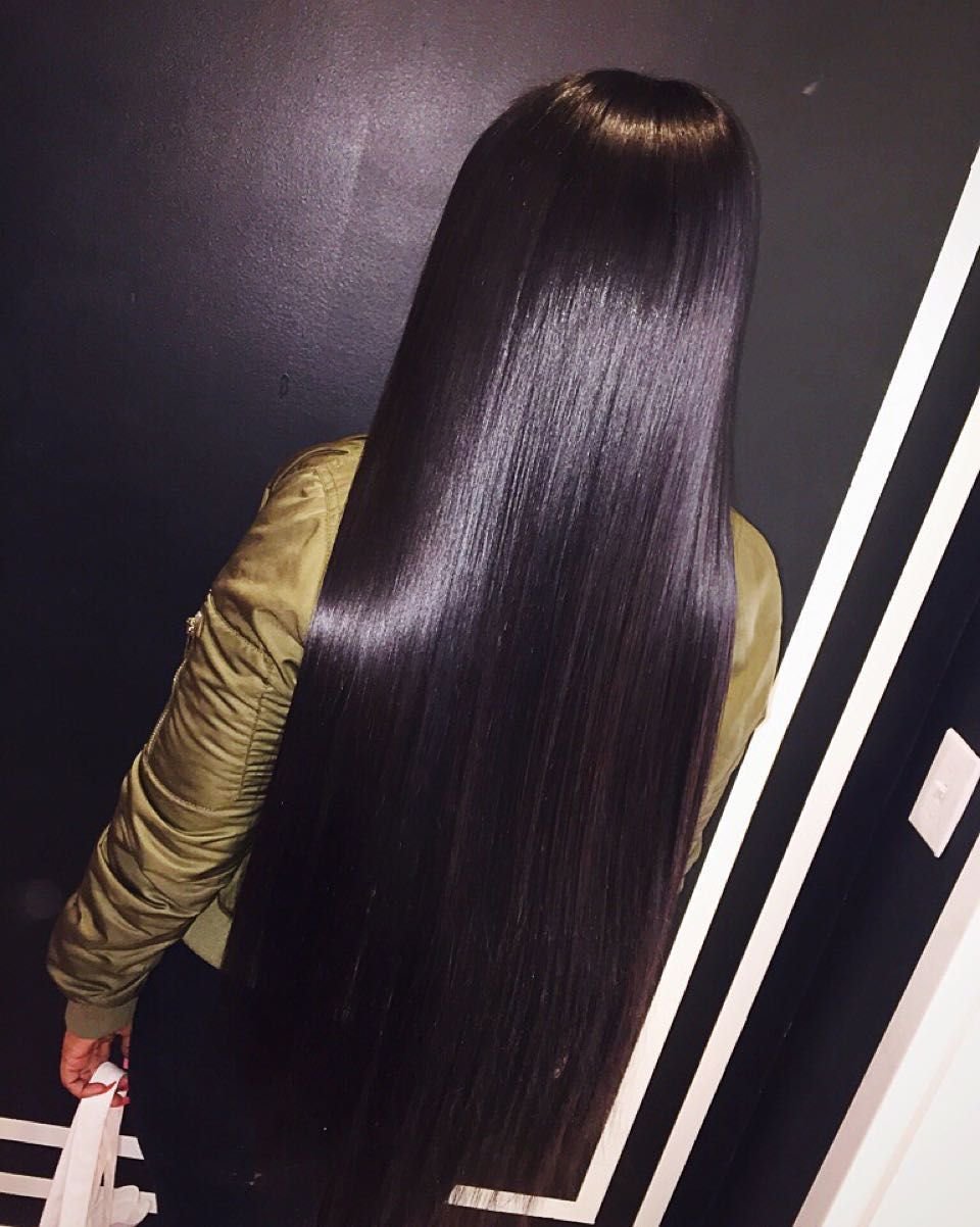 Девушка с чёрными волосами со спины