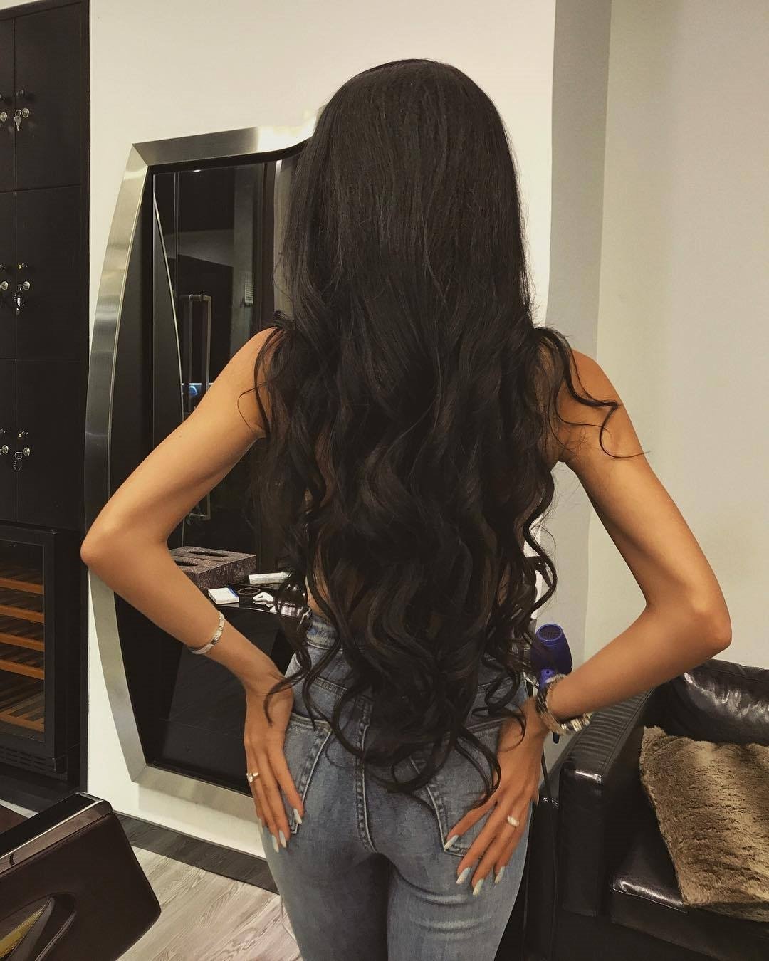 Брюнетка с длинными волосами ню