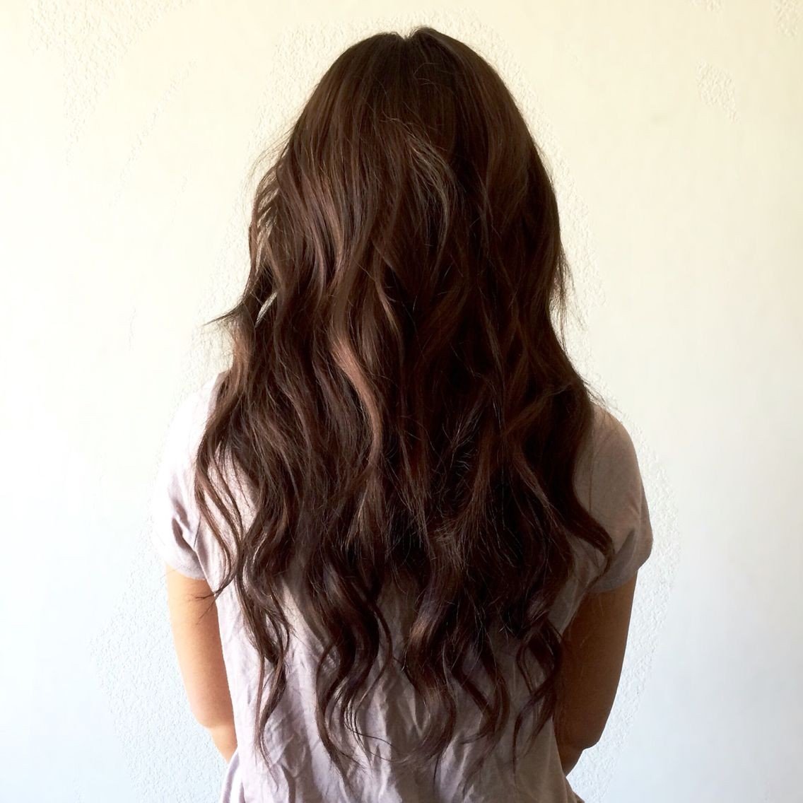 Девушка с длинными черными кудрявыми волосами