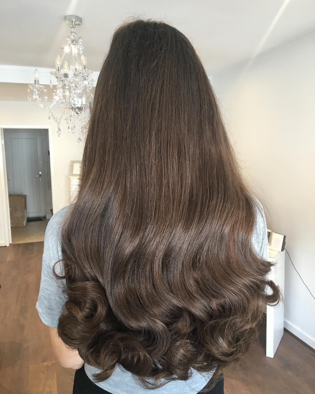 Завитые концы волос